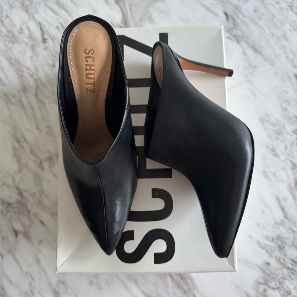SCHUTZ Black Heels
Size 6.5